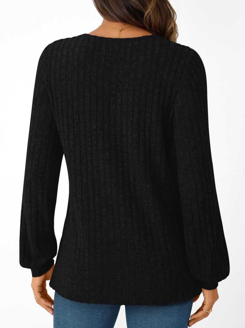 T-shirt a righe con scollo a V e maniche lunghe da donna: vestibilità comoda, texture effetto consumato, capo essenziale per lo streetwear alla moda_voghion.com