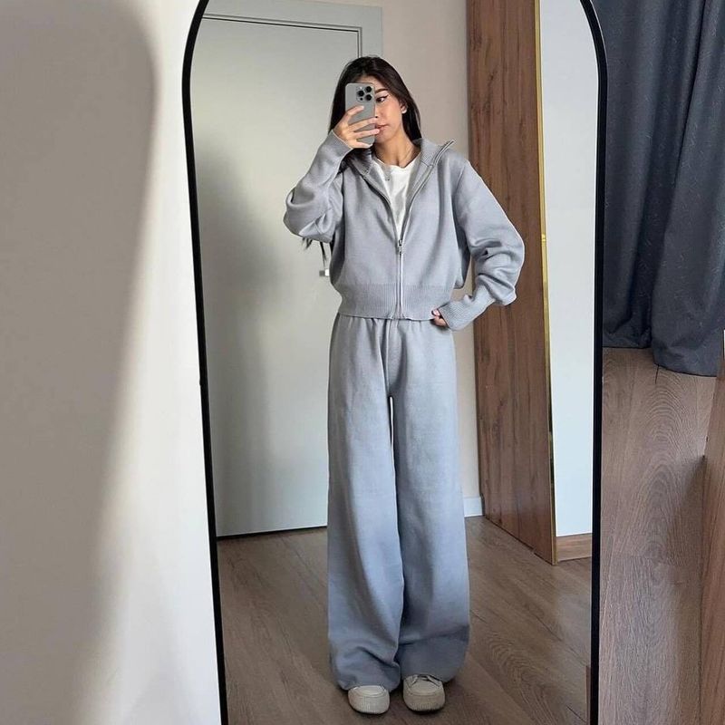Set due pezzi da donna autunno 2025 con top corto e pantaloni aderenti in maglia tinta unita_voghion.com