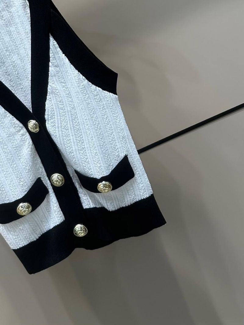 Canotta da donna snellente, versatile, monopetto, in maglia, senza maniche, con scollo a V, color-block, estate 2025_voghion.com