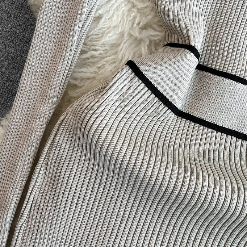 Abito in maglia con lacci, a maniche lunghe, a contrasto di colore, con colletto alto, snellente, di media lunghezza e lungo fino ai fianchi_voghion.com