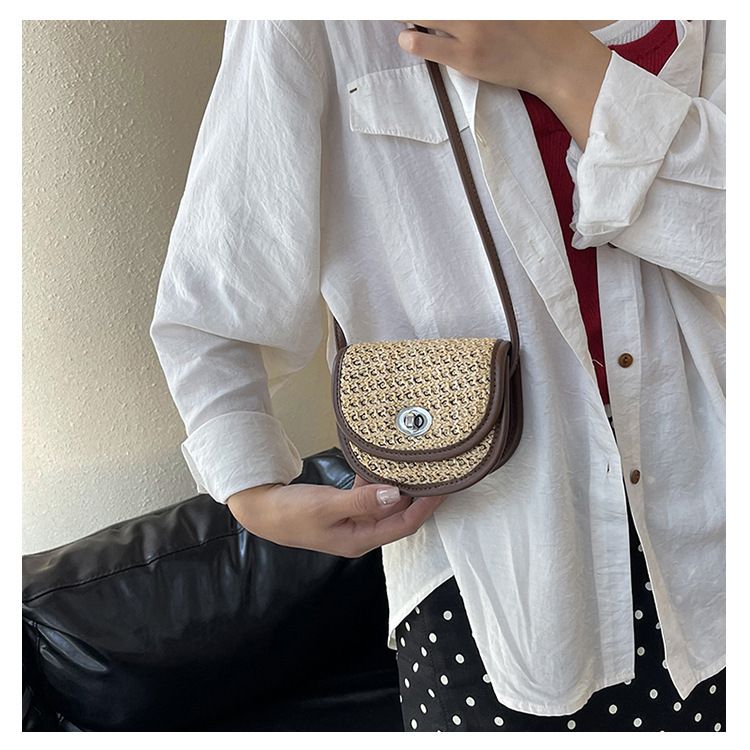 Kinder-Umhängetaschen, beliebte All-Match-Mini-Muscheltasche, Kontrastfarbe, geflochtenes Stroh, Eltern-Kind-Mädchen-Umhängetasche, Lippenstifttasche, weiblich_voghion.com