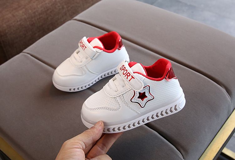 Chaussures de sport lumineuses pour enfants, édition coréenne, petites étoiles blanches à cinq branches, chaussures de marche pour bébés étudiants, nouvelle collection 2024_voghion.com