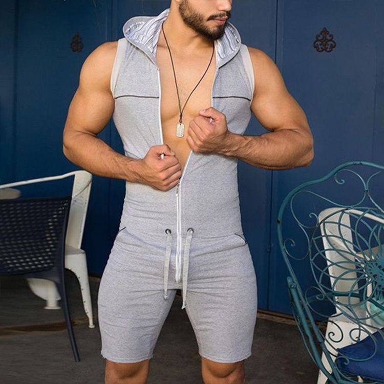 Herrenbekleidung Männer tragen einen sexy Strampler über einem Kapuzenpullover, lässiger Sport-Strampler_voghion.com