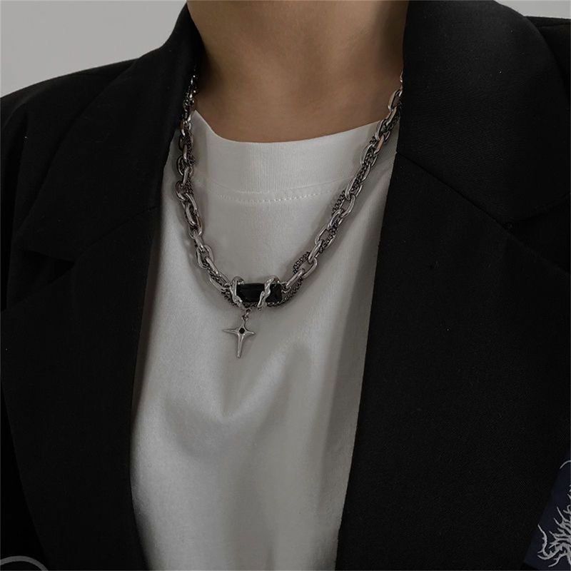 Collana da donna con orso dolce e violento, design di nicchia, catena per felpa con croce avvolta, accessori autunno inverno per_voghion.com