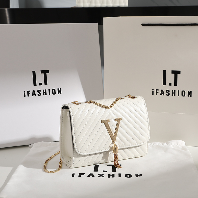 Borsa da donna alla moda 2021 borsa a tracolla ricamata a righe di nuova moda Borsa a tracolla con decorazione con nappa a forma di V_voghion.com
