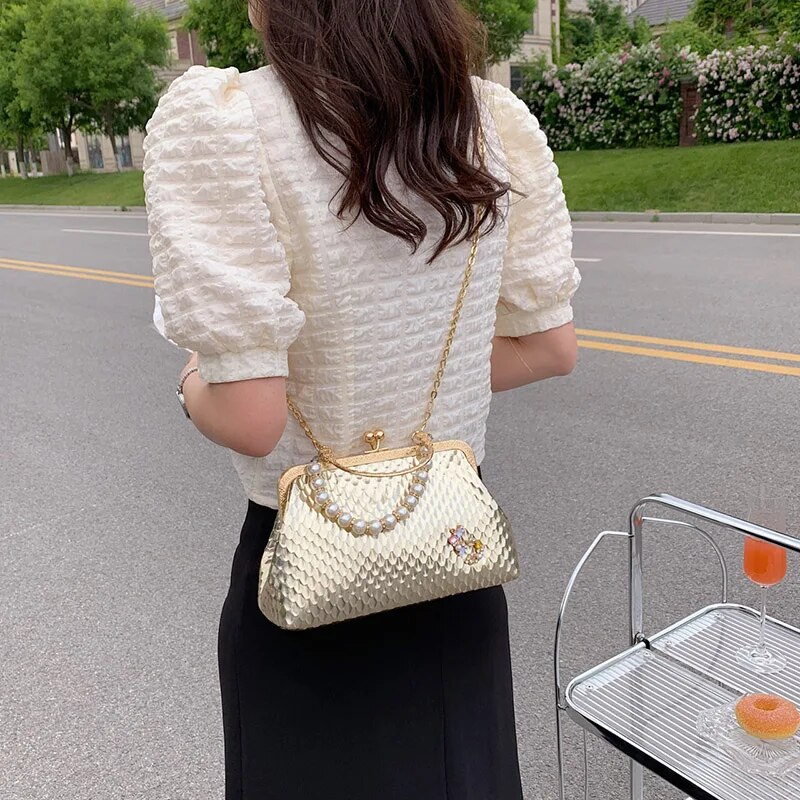 2023 frauen Französisch Minderheit Schulter Gold Umhängetaschen Mode Perle Kette Shell Clip Kleine Handtasche Eveing Kupplung_voghion.com