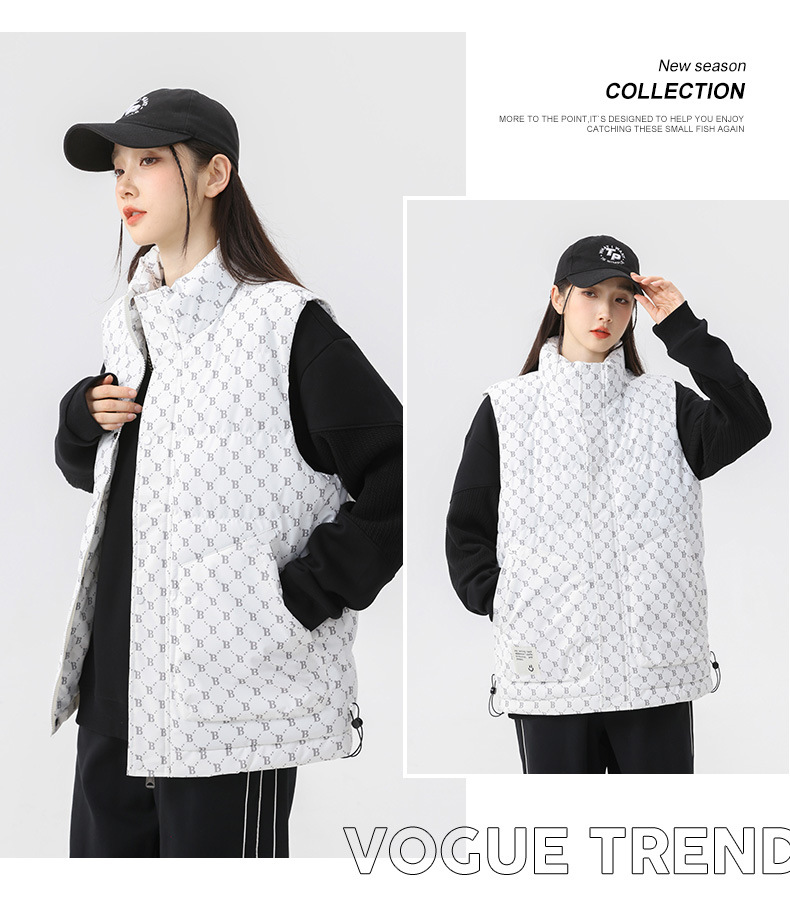 Damenmode-Paar trägt ärmellose Weste, lockere Außenkleidung, Modemarke und warmen Baumwollmantel_voghion.com