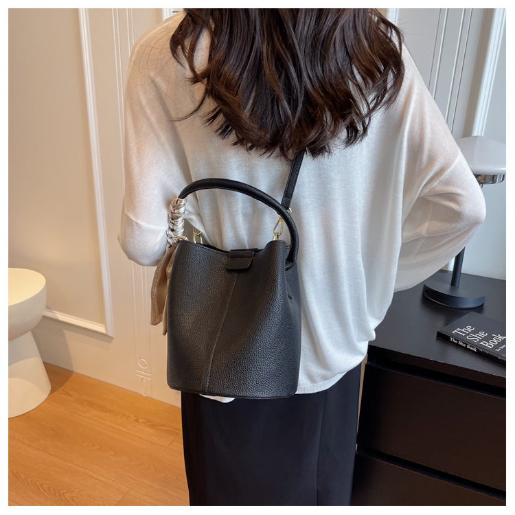 Trama di nicchia del designer, borsa a secchiello in tinta unita alla moda e versatile, borsa da donna portatile a tracolla diagonale con una spalla_voghion.com