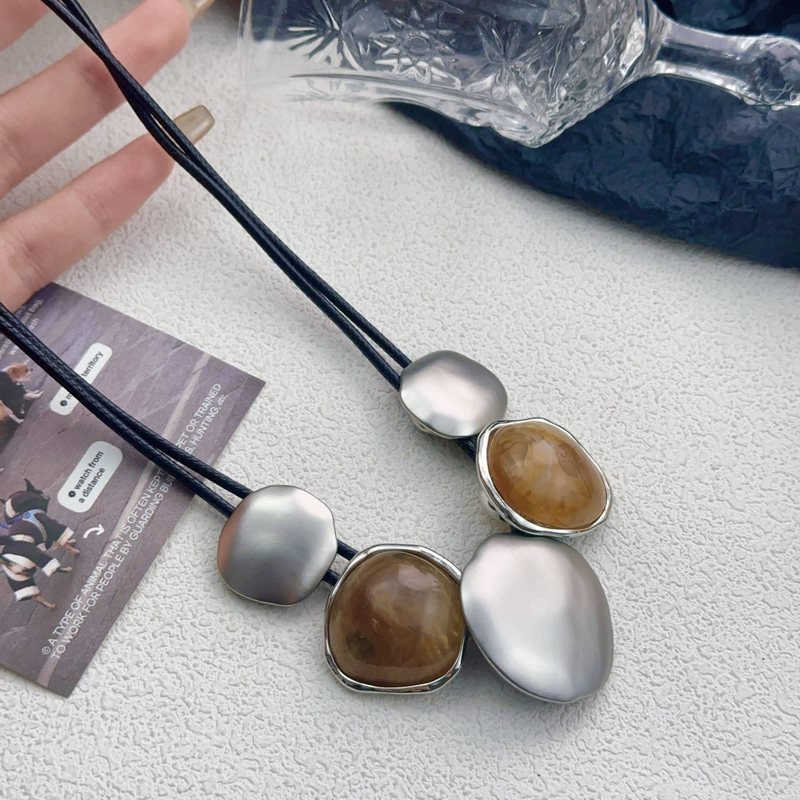 Unisex Exaggerated Irregular Round Necklace Black Leather Rope Clavicle Chain Niche Design Retro High End Necklace Trend_voghion.com
