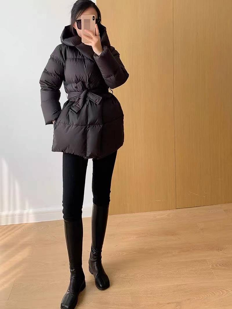 Damen-Daunenjacke mit kurzem Taillengürtel und Kapuze und Füllung aus 90 % weißen Entenfedern, schmal geschnittener Wintermantel für den Weg zur Arbeit und als Freizeitkleidung_voghion.com