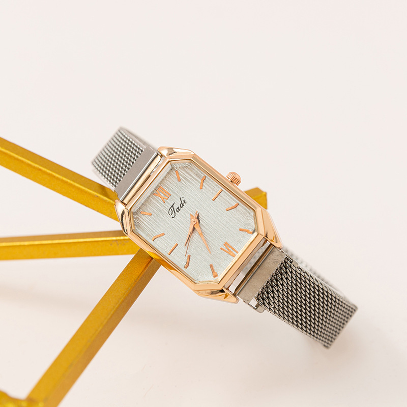 Reloj de mujer a escala de lujo con hebilla magnética de celebridad minimalista de Internet nueva moda_voghion.com