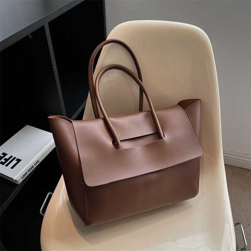 Große 2025S Designer High-End Big Bag Damentasche Neue trendige koreanische Version der Handtasche mit großer Kapazität Retro Pendlertasche Messenger Bag_voghion.com