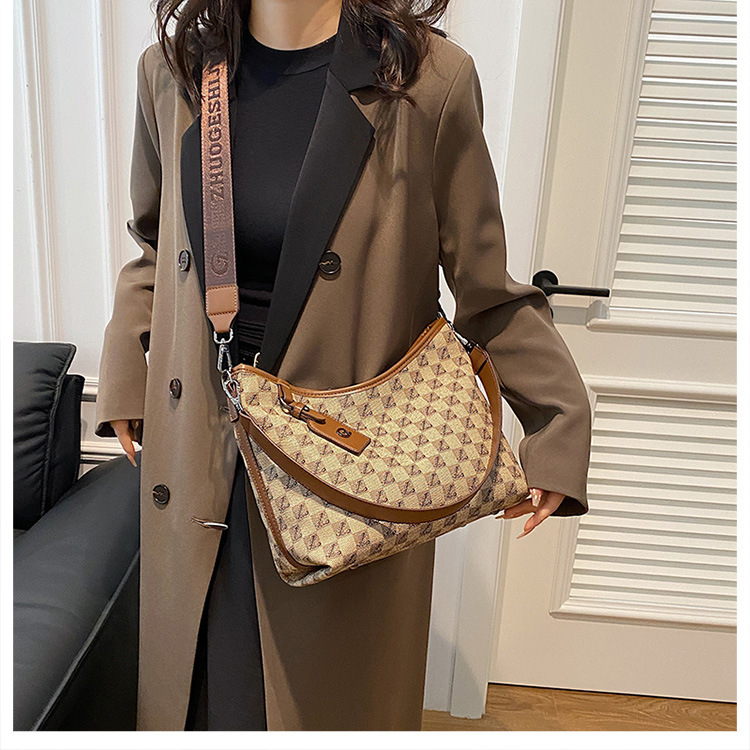 Bolsas de alta qualidade de grande capacidade para mulheres 2024 outono e inverno bolsas grandes populares versáteis letras impressas de um ombro bolsa quadrada pequena_voghion.com