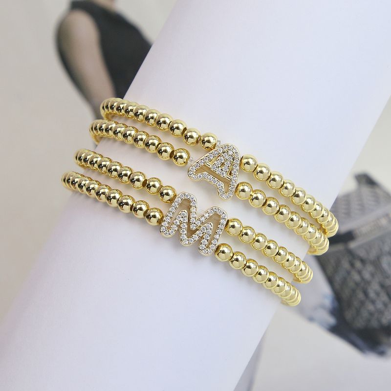 Pulseira elástica com contas de alfabeto em latão banhado a ouro 18K, joias femininas, pingente inicial estiloso, corda elástica com 26 letras, corda elástica com contas_voghion.com