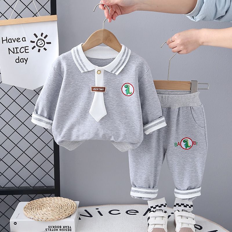 Nuovo set alla moda con felpa con cappuccio, polo e cravatta per bambini, casual e alla moda, composto da due pezzi per l'abbigliamento dei bambini._voghion.com