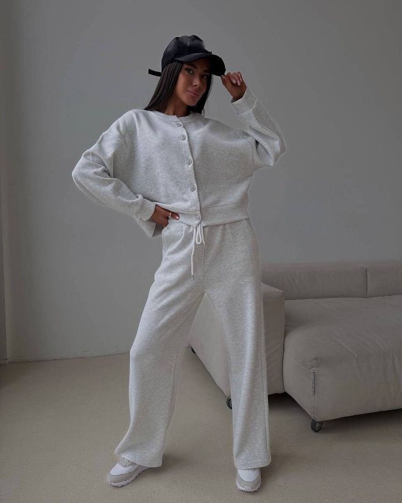 "Tuta da donna corta con scollo rotondo, pullover slim fit e pantaloni affusolati, streetwear leggero (marrone/grigio/bianco/nero/rosso)"_voghion.com