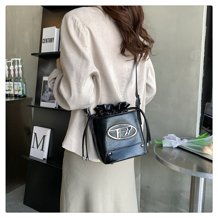 Nuova borsa a tracolla singola estiva 2023, popolare borsa a contrasto di colore, tendenza femminile, borsa a tracolla alla moda, borsa a secchiello per l'acqua alla moda_voghion.com