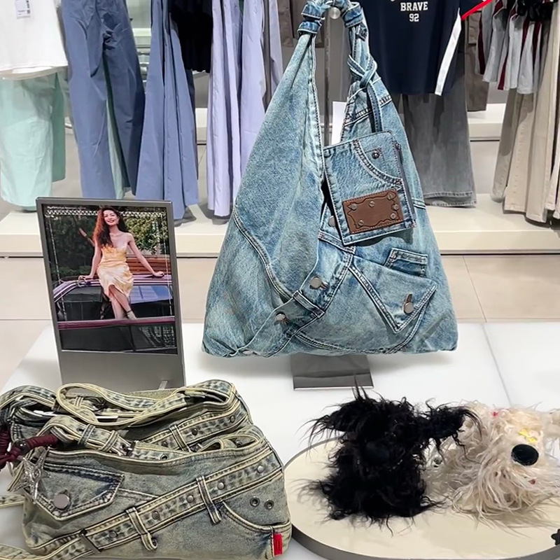 Celebrità di Niche Network con la stessa borsa a tracolla da donna annodata in denim lavato casual_voghion.com