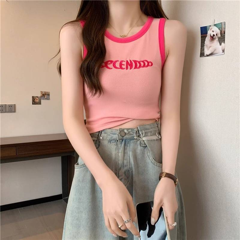 Yllään Camisole-toppi, plus-kokoinen tyttö kuuman tytön kanssa, jolla on dopamiinihihaton toppi kesällä_voghion.com