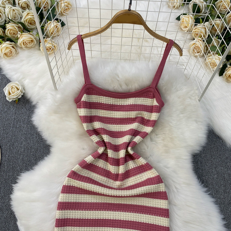 Abito da donna a righe in maglia con bretelle, gonna lunga per le vacanze, snellente per il temperamento e per i fianchi_voghion.com