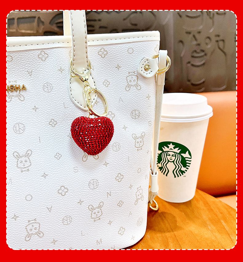 Porte-clés décoratif en forme de cœur avec pendentif de voiture mignon et coloré incrusté de diamants_voghion.com