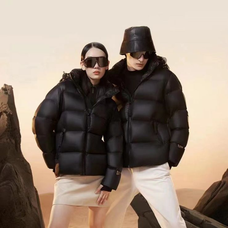 Schwarz-goldene Daunenjacke, weiße Entendaunen in der langen Mode paaren Männer und Frauen mit hundert passenden kurzen, warmen Daunenjacken im Winter_voghion.com