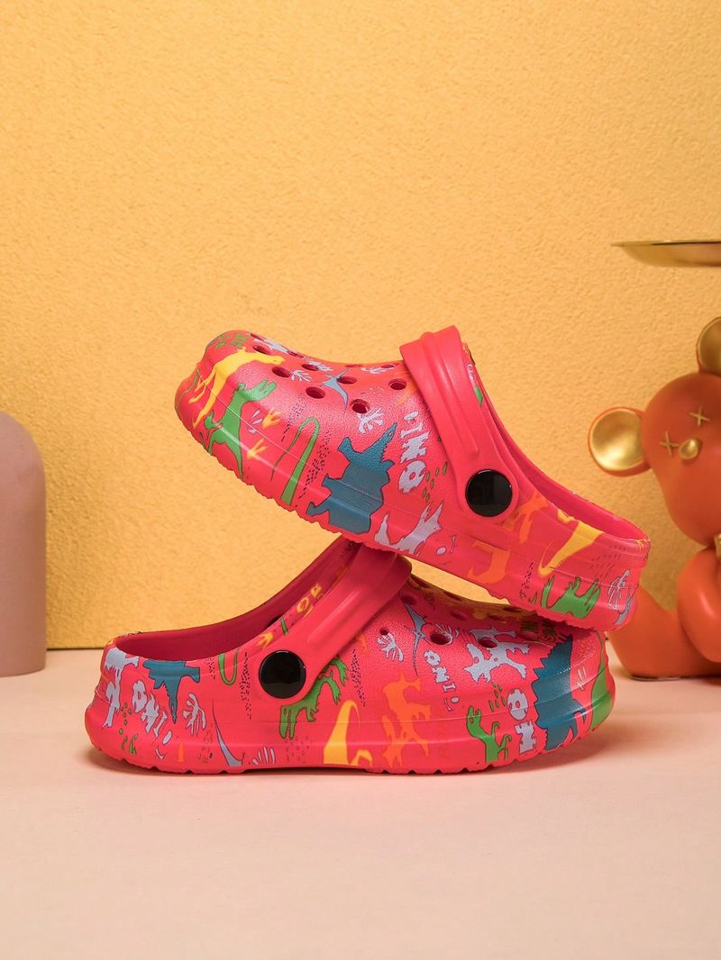 Un paio di scarpe da casa comode e alla moda per ragazzi, con stampa di dinosauri, adatte per l'estate._voghion.com