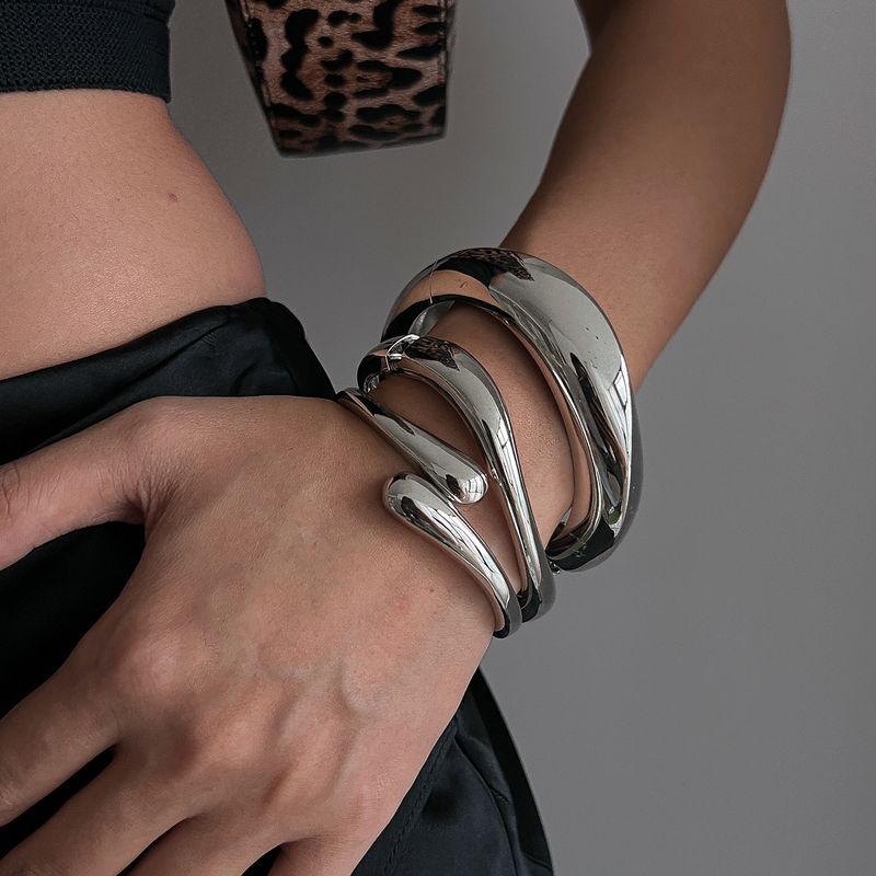 Bracciale da donna in lega aperta, di design, in argento, punk, leggero e di lusso, con personalità._voghion.com