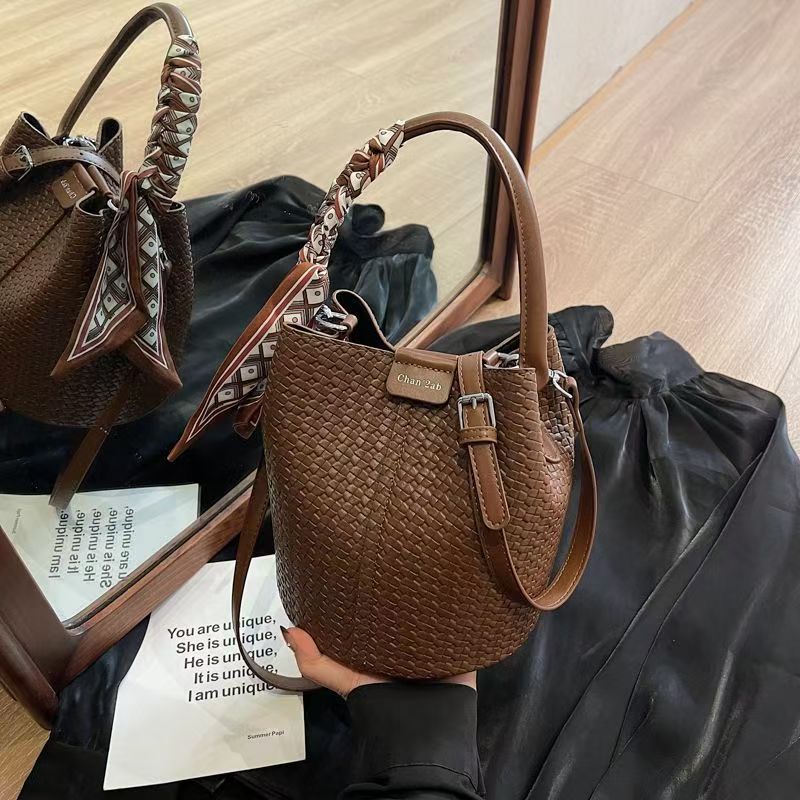 Nieuwe veelzijdige Hong Kong Fashion dames niche eenvoudige bucket shoulder 2025 handtas_voghion.com