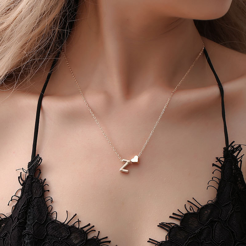 Collana iniziale delicata a forma di cuore minuscolo Collana girocollo con nome lettera color argento oro per regalo di gioielli con ciondolo da donna_voghion.com