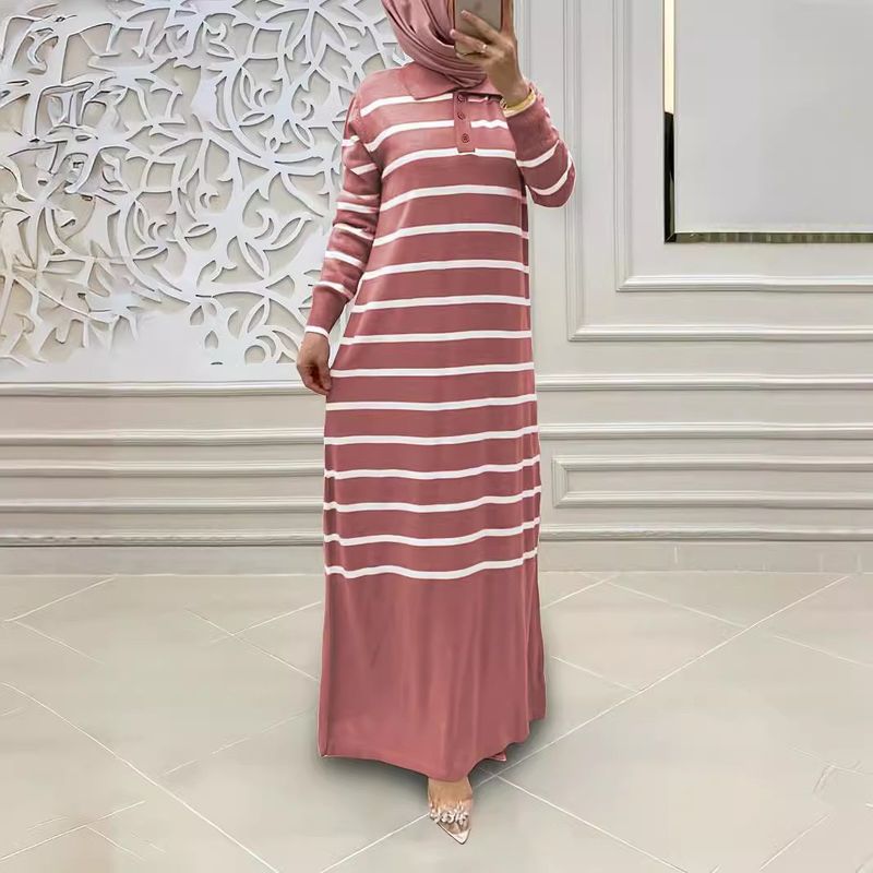Abbigliamento da donna, abito lungo alla moda ed elegante a righe in maglia_voghion.com