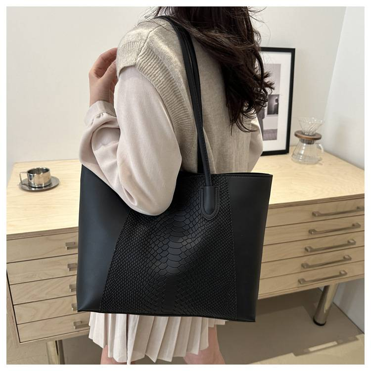 Large-capacity Simple Portable Tote Bag New Autumn And Winter Joker Advanced Commuter One-shoulder Underarm Bag_voghion.com