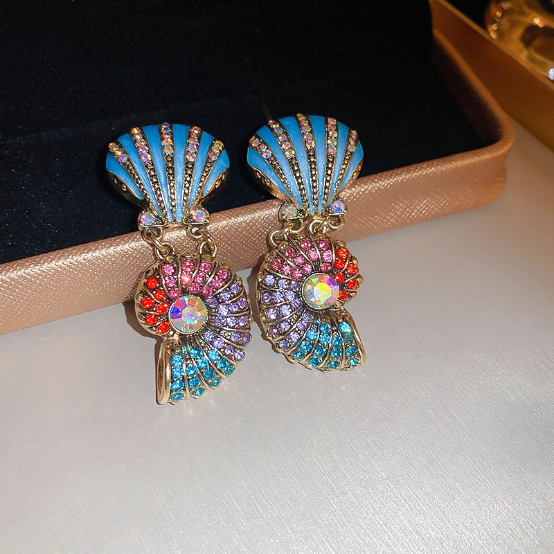 Collier de perles double couche en forme d'étoile et de coquillage en diamant médiéval avec un style luxueux et léger, une créativité exagérée, une chaîne de collier,_voghion.com