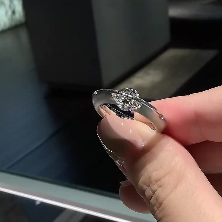 Anello regolabile con moissanite super scintillante in argento opaco con pianeta circostante dinamico per donna_voghion.com