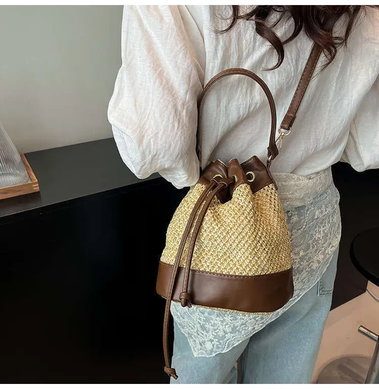 Borsa a secchiello di design di nicchia per donna, borsa a mano piccola, borsa a tracolla in paglia, stile alla moda e di alta qualità._voghion.com