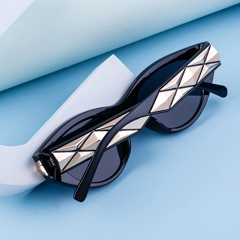 Foto di strada alla moda cat's eye, occhiali da sole resistenti ai raggi UV, occhiali da sole femminili_voghion.com