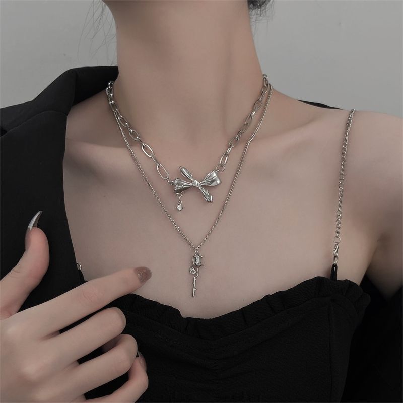 2025 Nya Ankomster Vintage Kors Rosett Rose Sier Färg Mode Kvinnor Statement Halsband Kort Choker Gåva Till Vän Partihandel_voghion.com