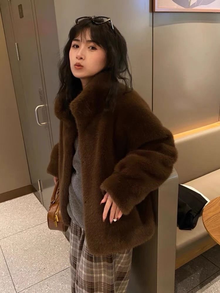 Cappotto in visone sintetico effetto velluto: la seduzione invernale corta e comoda (colletto alto, glamour cruelty-free per piccole e potenti)_voghion.com