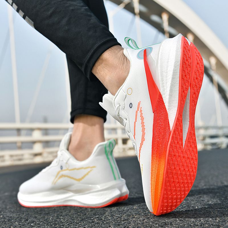 Raccomandazione principale: un paio di scarpe da corsa con membrane in gomma antideflagranti e piastre in carbonio._voghion.com