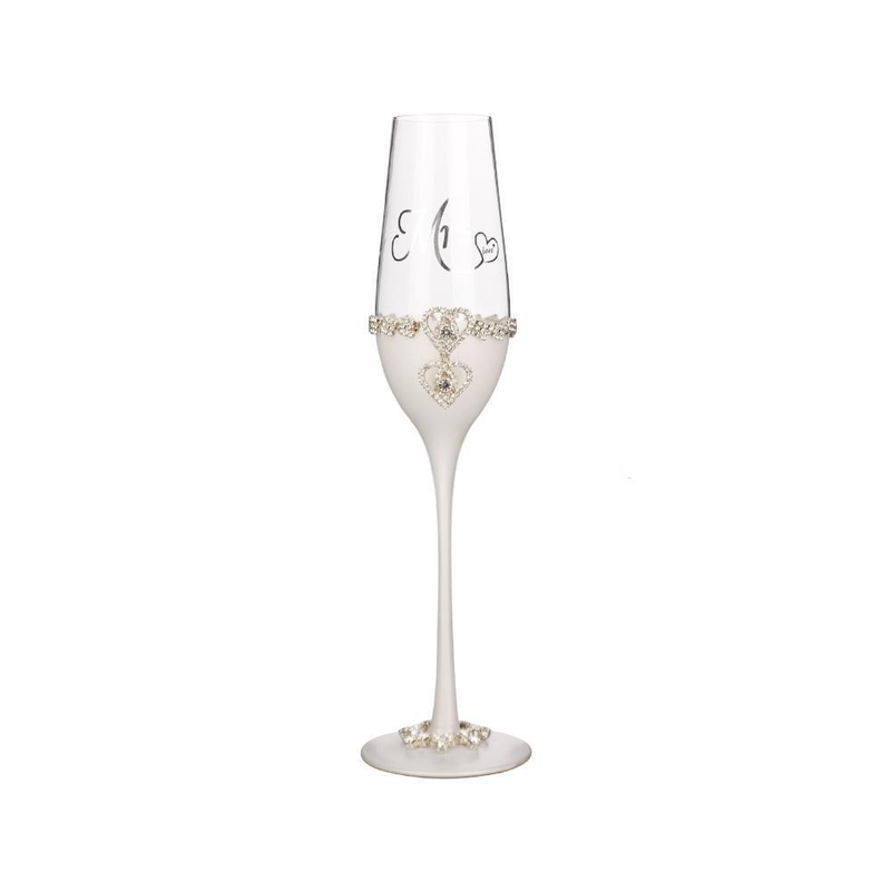 Taça de champanhe para casamento com diamantes em forma de coração ao redor do corpo da taça, adicionando elegância e romance ao casamento_voghion.com