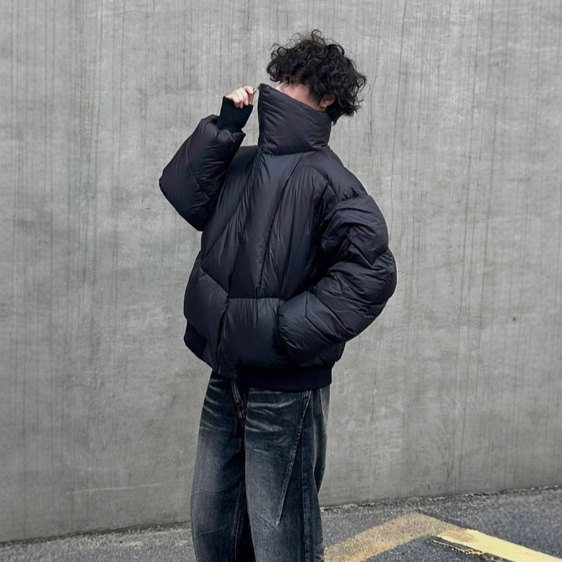 Stilvolle, kurze Pufferjacke mit Stehkragen für Herren, dicker Steppmantel für den Winter mit panzerähnlichem Design_voghion.com