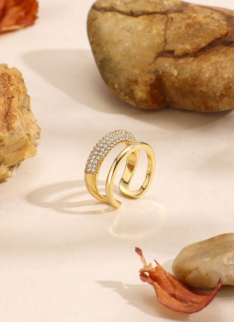 Anello da donna con doppio strato di zirconi, semplice apertura a cerchio, in metallo, con diamanti, in una nicchia._voghion.com