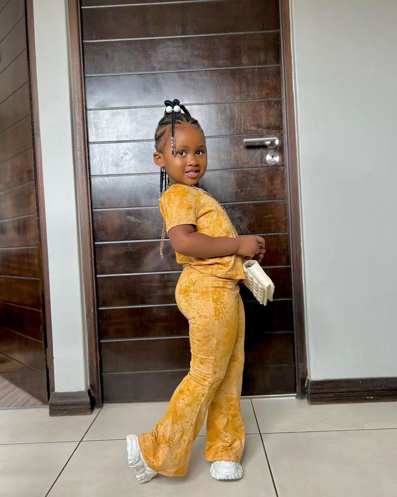 M8025 Comercio exterior europeo y americano 2023 nuevo estilo Instagram ropa para niños conjunto de manga corta Veet dorado para niña_voghion.com