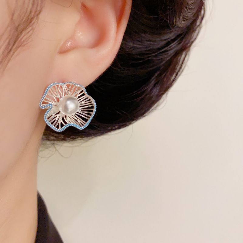 Orecchini a bottone versatili in stile francese, con bordo a foglia riccia, eleganti e raffinati, con ago in argento e perle._voghion.com