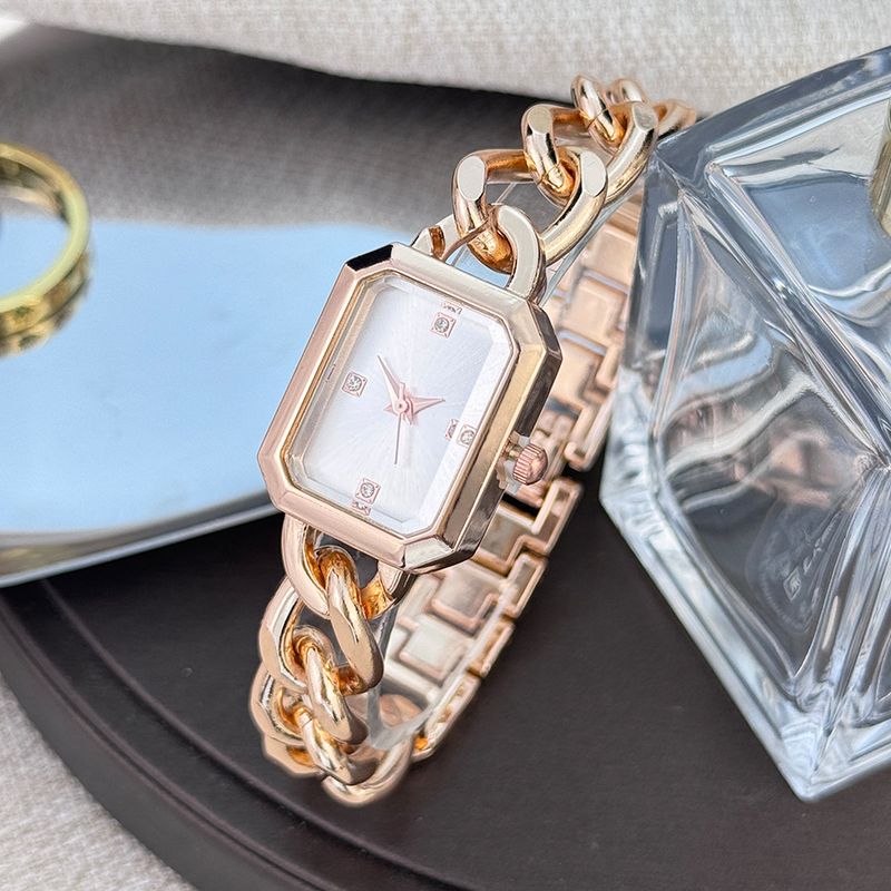 Orologi da donna Nuovo orologio a catena Bracciale rettangolare Orologio al quarzo da donna con diamanti Lusso leggero Tutto abbinato Nicchia Piccola fragranza Stile Orologio in oro_voghion.com