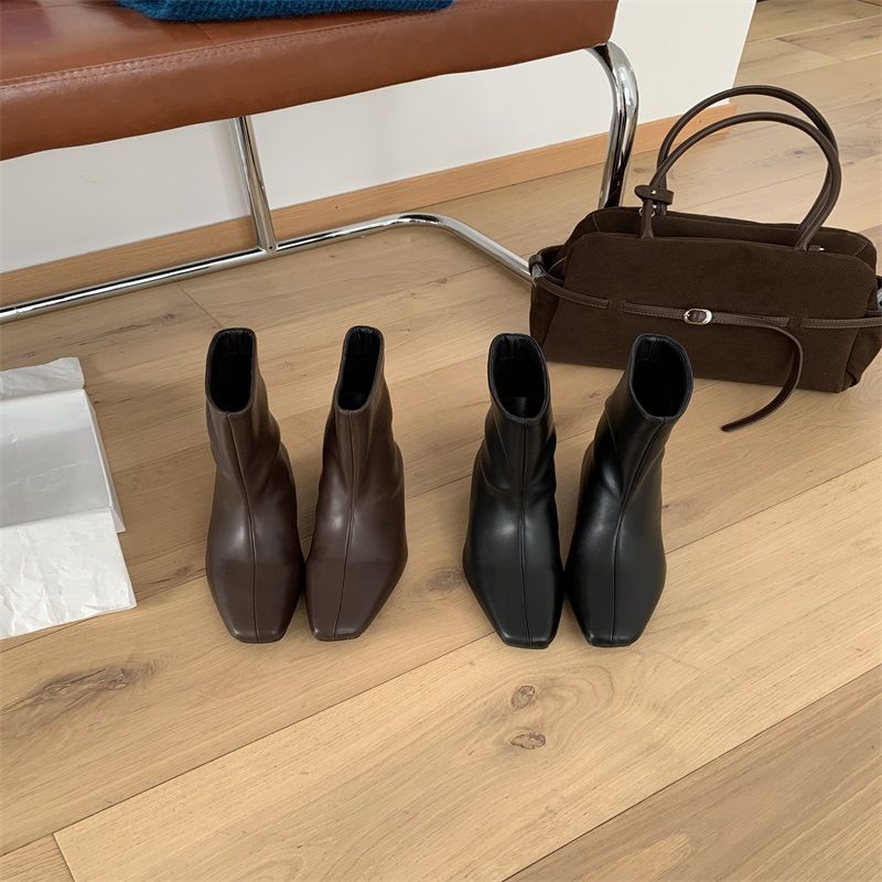 Herbst/Winter 2025: Neue, vielseitige Cat Slim Niche Stiefeletten im französischen Stil mit eckiger Zehenpartie und mittelhohem Absatz für Damen_voghion.com