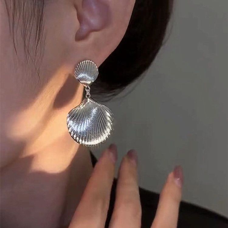 Personality Exaggerated Design Sense Metal Shell Earrings Women's 2023 New Trendy High-end Versatile Temperament Light Luxury Earrings_voghion.com