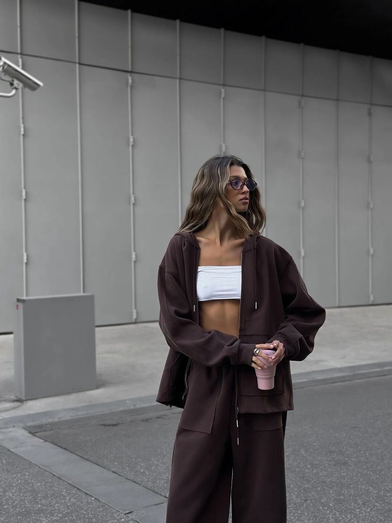 Completo due pezzi casual da strada, con giacca, cravatta, pantaloni a gamba larga, manica lunga, cerniera e tinta unita_voghion.com