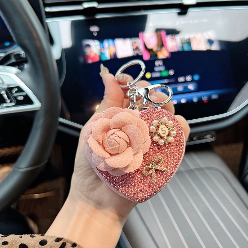 Nuovo portachiavi per auto con ciondolo per borsa con perline e specchio pieghevole portatile a forma di cuore di camelia con strass_voghion.com