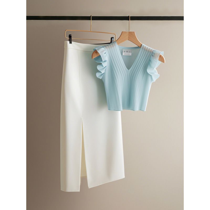 Damenbekleidung im Sommer, passend zu einem kompletten Set aus modischem und altersreduzierendem, elegantem und dezentem blauem Oberteil und Rockanzug_voghion.com